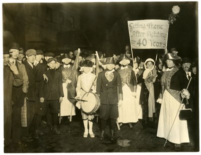 Parata per il suffragio, Greenwich Village, New York, USA, c.1915-18 da Jessie Tarbox Beals