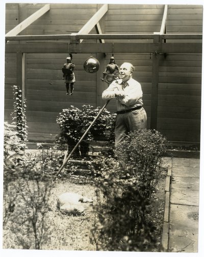 Tony Sarg nel suo giardino da Jessie Tarbox Beals