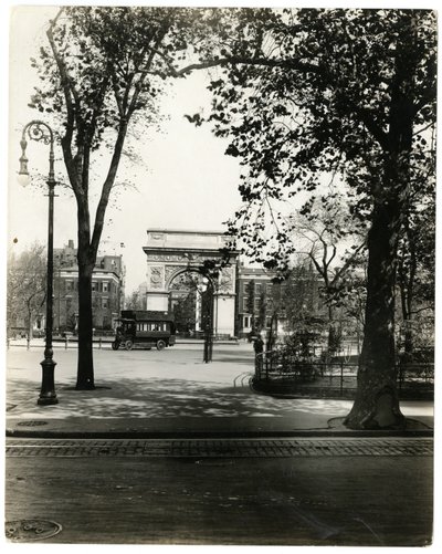 Washington Square North, New York, USA, c.1905-40 da Jessie Tarbox Beals