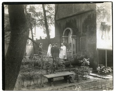 Matrimonio alla Chiesa di San Giovanni, West 11 St, c.1938-39 da Jessie Tarbox Beals