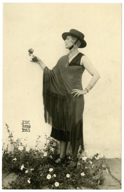 Donna che tiene un fiore da Jessie Tarbox Beals