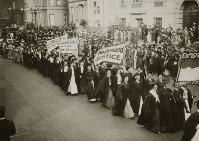 Donne in abito accademico che marciano in una parata per il suffragio a New York, 1910 da Jessie Tarbox Beals