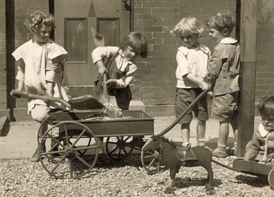 Bambini piccoli che caricano ghiaia in un carro da Jessie Tarbox Beals