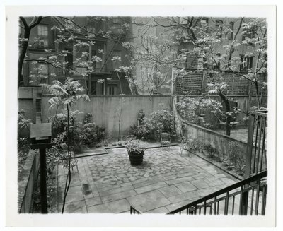 patio posteriore con casetta per uccelli, New York, USA, c.1905-40 da Jessie Tarbox Beals