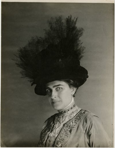 Primo piano di cappello piumato, c.1905-18 da Jessie Tarbox Beals