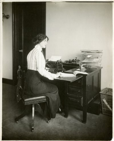 modella con macchina da scrivere, c.1905-18 da Jessie Tarbox Beals