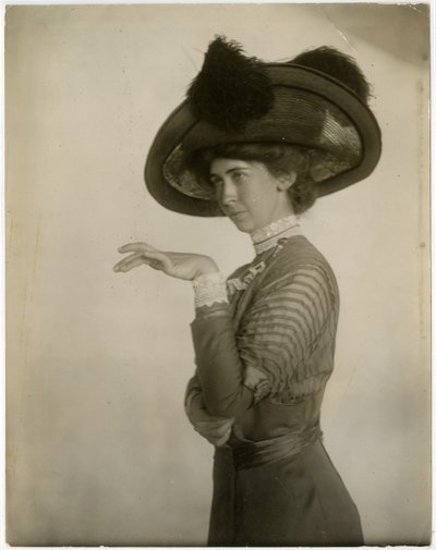 Profilo di cappello piumato, c.1905-18 da Jessie Tarbox Beals