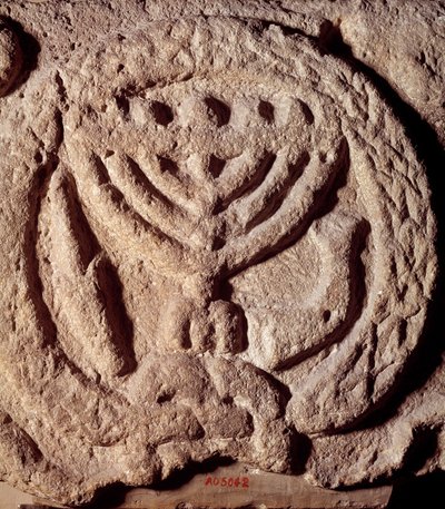 Giudaismo: elemento architettonico in basalto di una sinagoga decorato con un candelabro a sette braccia (Menorah), palma e tromba. Da Transgiordania. Circa 100 d.C. Parigi, Museo del Louvre da Jewish School