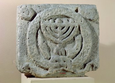 Rilievo raffigurante una menorah, da Umm Qeis (Antica Gadara) Giordania da Jewish School