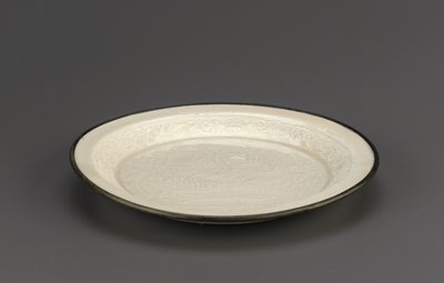 Piatto Ding con decorazione modellata di anatre mandarino, provincia di Hebei, XII-XIII secolo da Jin Dynasty Chinese School