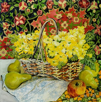 Primule gialle in un cesto, con frutta e tessuti da Joan Thewsey