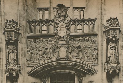 Scultura in pietra sotto lo stemma del Middlesex alla Guildhall, Westminster, c1935 da Joel
