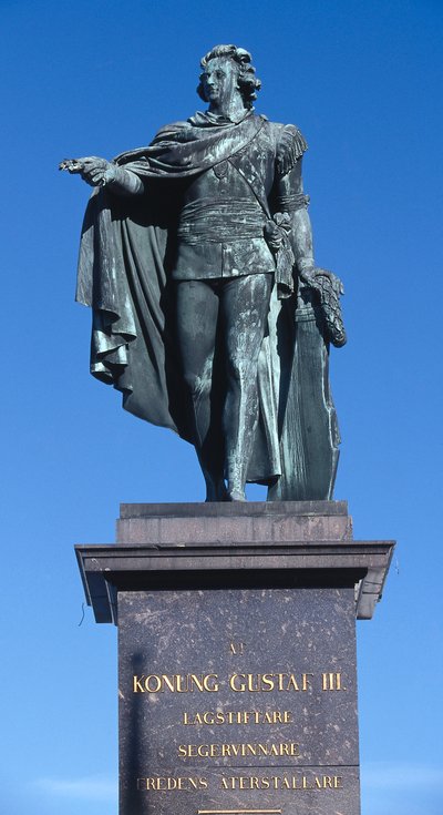 Statua del re Gustavo III scolpita nel 1799 in memoria del re assassinato nel 1792, Gamla Stan (La Città Vecchia), Stoccolma, Svezia da Johan Tobias Sergel
