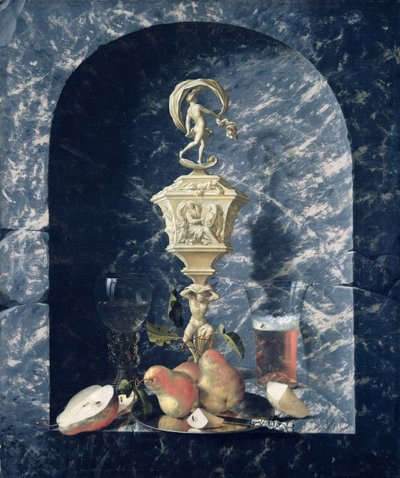 Natura morta con calice decorato, frutta e bicchieri in una nicchia di pietra da Johann Georg Hinz