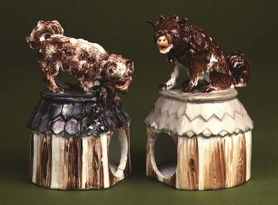Figure compagne di Meisson: cane seduto su una cuccia e un terrier da Johann Joachim Kaendler