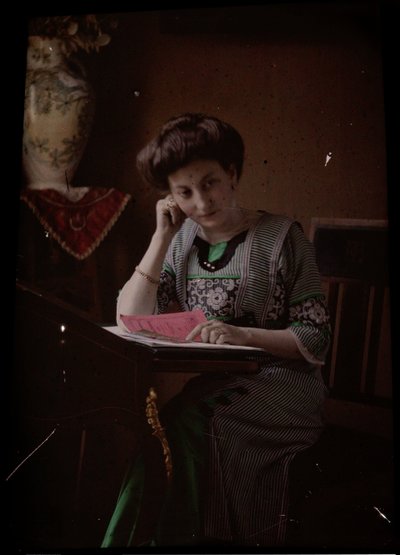 Donna dietro il tavolo da lettura da Johannes Hendrikus Antonius Maria Lutz