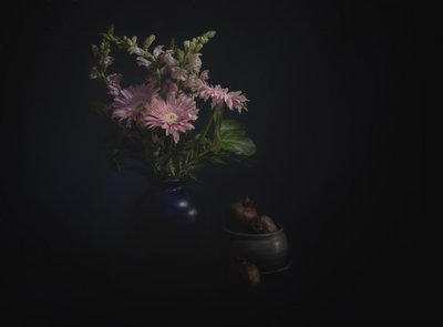 Natura morta floreale scura da John-Mei Zhong