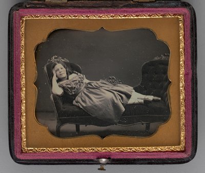Ritratto senza titolo di una ragazza sdraiata su una chaise longue da John Adams Whipple