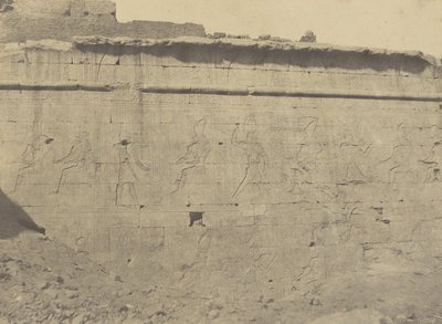 Edfou, Sculture e Iscrizioni della Facciata Orientale del Muro di Recinzione da John Beasly Greene