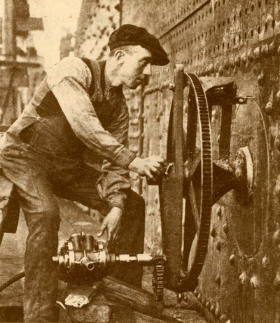 Un rivettatore pneumatico che taglia oblò nel lato di un transatlantico, c1930 da John Brown and Company