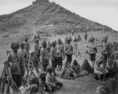 Sosta dei prigionieri di Bassaule con una scorta del 45° fanteria nativa sul Khurd Khyber da John Burke