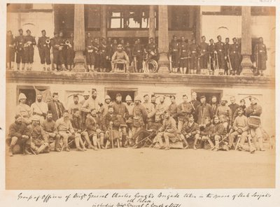 Ufficiali e uomini della brigata del generale di brigata Gough nella piazza del palazzo di Shah Shujah da John Burke