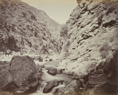 Curva stretta nel passo [sotto Ali Masjid], un tratto molto accidentato, 1879 da John Burke
