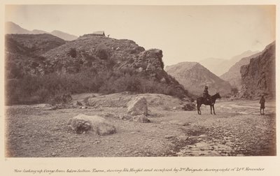 Vista guardando su per la gola da sotto Sultan Tarra, mostrando Ali Musjid da John Burke