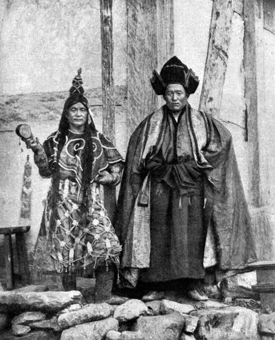 Sacerdoti Lamisti di Sikkim con abiti, monastero di Talung, India, 1922 da John Claude White