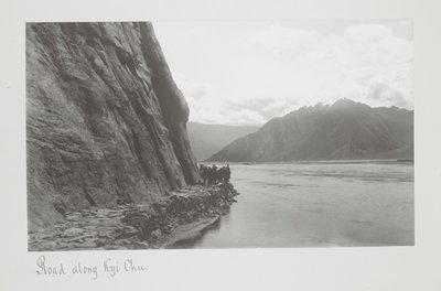 Strada lungo il Kyi Chu, truppe sulla riva del fiume da John Claude White