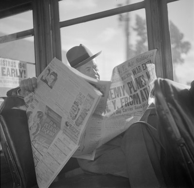 Lettura delle notizie di guerra a bordo di un tram di San Francisco da John Collier