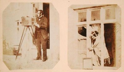 Autoritratto a sinistra ed Emma Thomasina Llewelyn che stampa un negativo su carta al sole a destra da John Dillwyn Llewelyn