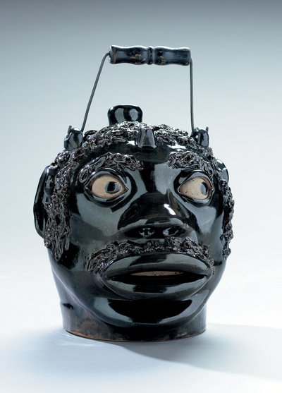 Boccale con faccia decorato con smalto marrone e coleslaw, Stine Pottery, White Cottage, Ohio da John Dollings