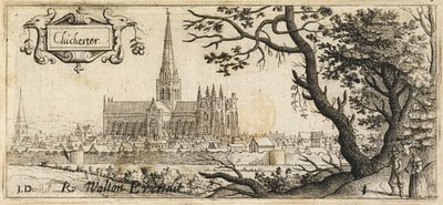 Due figure in piedi accanto a un grande albero sul lato destro in primo piano; la città di Chichester in lontananza; le mura della città che attraversano la scena; la Cattedrale di Chichester al centro dell