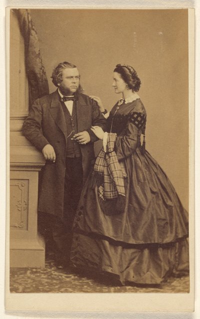 [Coppia non identificata, in piedi] da John Jabez Edwin Mayall