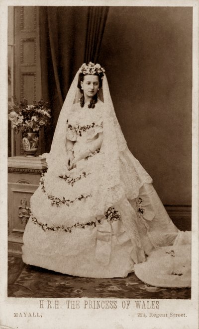 Principessa Alessandra di Danimarca nel suo abito da sposa per il matrimonio con il Principe di Galles, il futuro Re Edoardo VII da John Jabez Edwin Paisley (after) Mayall