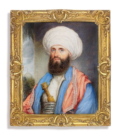James Silk Buckingham, in camicia bianca con un cappotto azzurro chiaro, scialle ricamato rosa sulle spalle e turbante bianco con un pugnale fissato al suo cummerbund, sfondo paesaggistico con una moschea da John Jukes