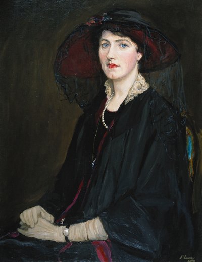 Ritratto di Lady Raeburn, seduta a mezzo busto, con giacca a colletto di pizzo, collana di perle e cappello nero da John Lavery