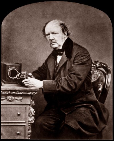 Ritratto di William Henry Fox Talbot (1800-1877), fisico e pioniere della fotografia inglese, 1864 da John Moffat