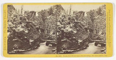 Nevada Fall (alta 700 piedi), vista dal ponte pedonale, dopo una tempesta di neve a luglio, n. 1208 della serie "California — Yo-Semite Valley" da John P. Soule