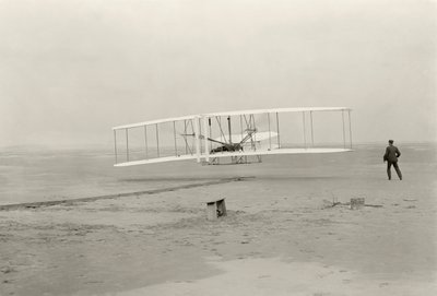 Il Wright Flyer I effettua il suo primo volo di 120 piedi in 12 secondi, a Kitty Hawk, North Carolina da John T. Daniels