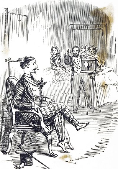Cartone che raffigura un morsetto per la testa usato per mantenere fermo il soggetto del fotografo da John Tenniel