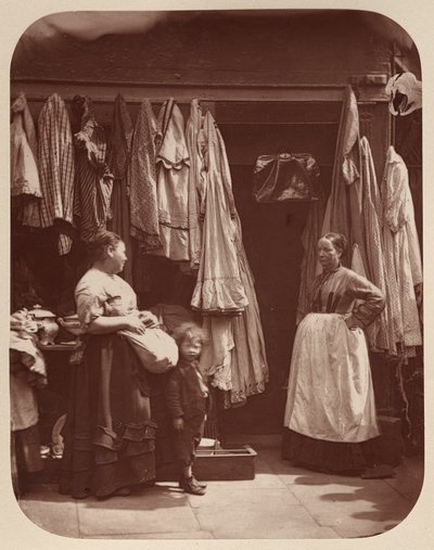 Un negozio di vestiti usati, Seven Dials da John Thomson