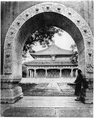 Arco alla Sala dei Classici, Pechino, c.1867-72 da John Thomson