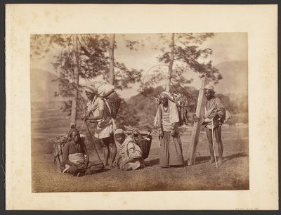 [Gruppo di uomini che trasportano cesti] da John Thomson