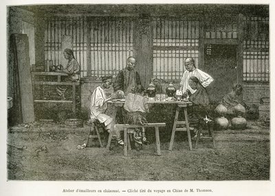 Gli artigiani di un laboratorio di cloisonné a Pechino. Incisione da una fotografia di M. Thomson per illustrare il viaggio a Pechino e nel Nord della Cina, di T. Choutze, nel 1873, pubblicato in "Le tour du monde" 1876, a cura di Edouard Charton, edizione da John Thomson