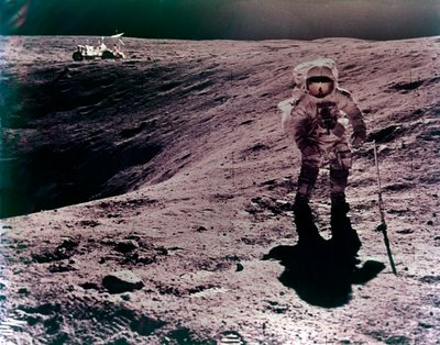 Astronauta Charles Duke al sito di atterraggio Descartes, missione Apollo 16, aprile 1972 da John Watts Young