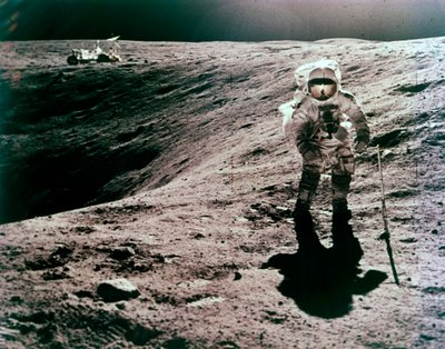 Astronauta Charles Duke al sito di atterraggio di Descartes, missione Apollo 16, aprile 1972 da John Watts Young