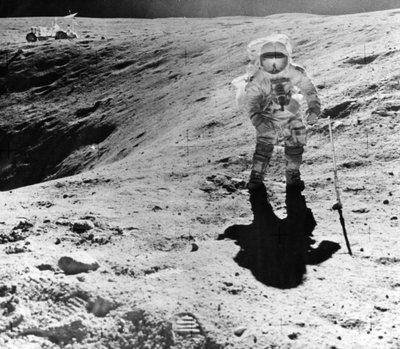 Charles Duke raccoglie campioni nel sito di atterraggio di Descartes durante la missione Apollo 16 da John Watts Young