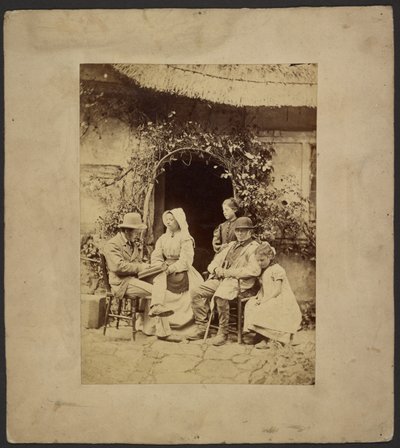 [Gruppo seduto davanti alla porta aperta: due uomini con il cappello, una donna con la cuffia, due ragazze, una in piedi]. da John Whistler